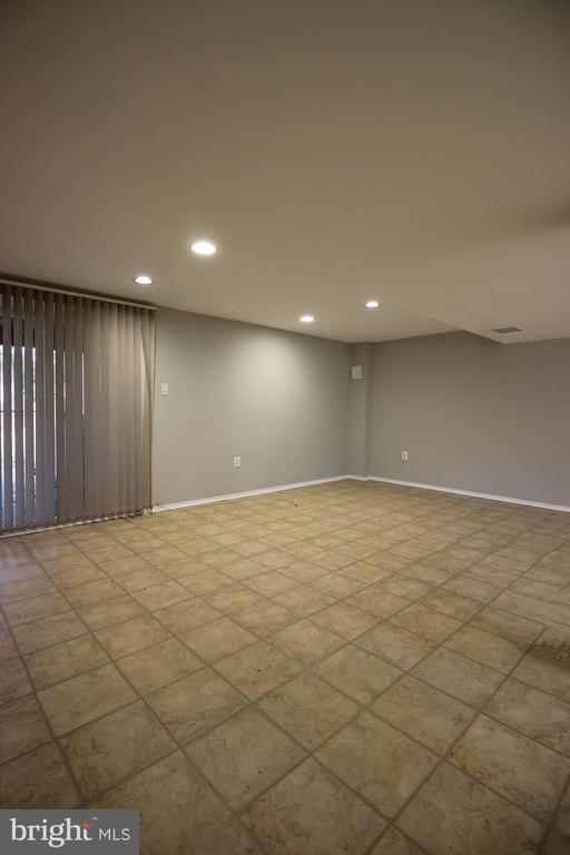 Building Photo - 102 Yeonas Dr SE