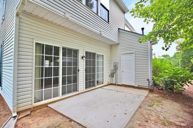 Building Photo - End Unit Townhome in Willowmere, Right out...