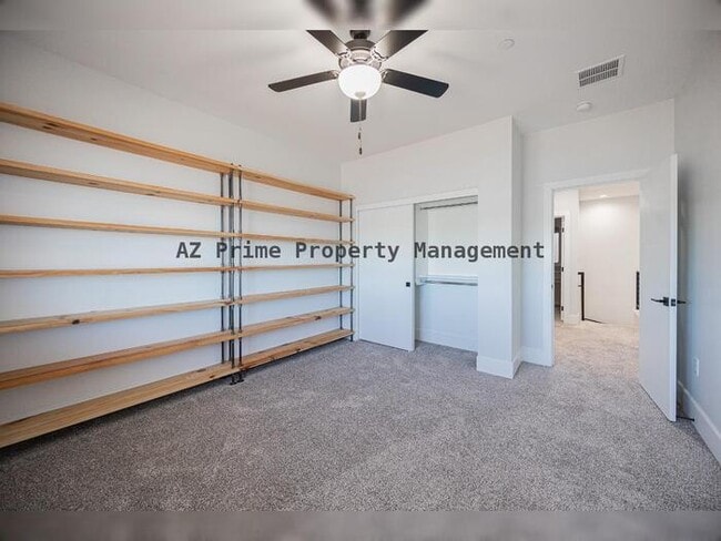 Building Photo - 142 E Hearne Way