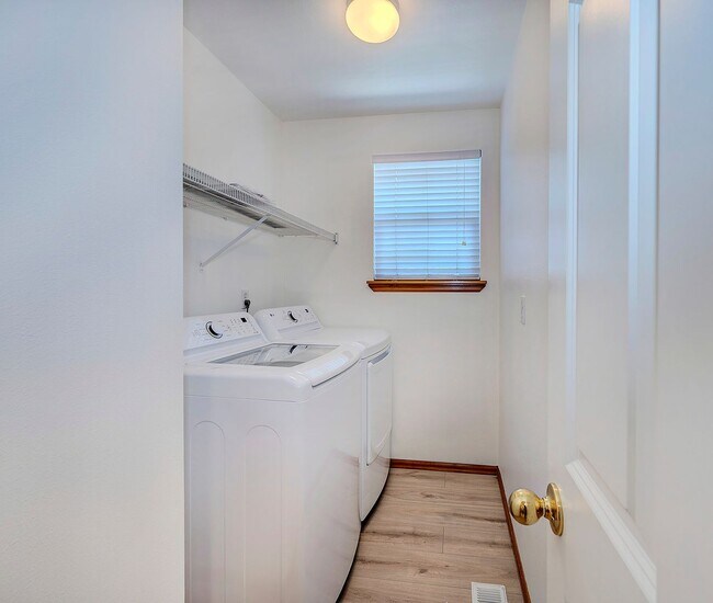 Building Photo - Lynnwood Two Story