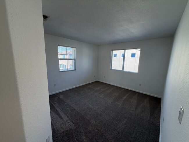 Building Photo - 4 bedroom | 2.5 bathroom | Single family h...