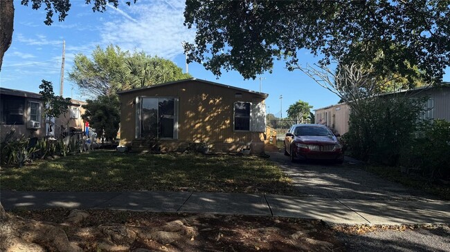Building Photo - 5040 SW 30th Ave