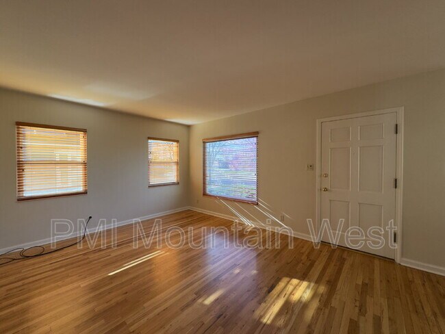 Building Photo - 1878 E Stratford Ave