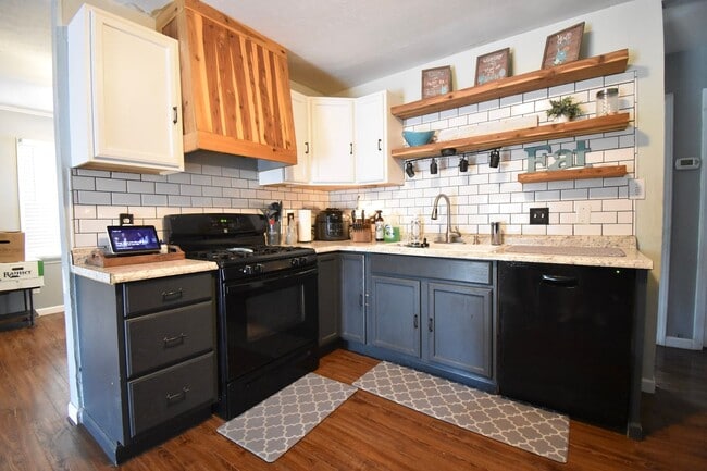 Building Photo - 3 Bedroom 2 Bath: Pets Considered