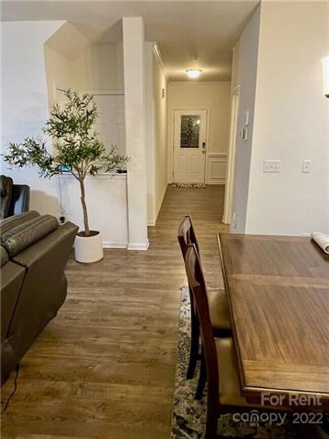 Building Photo - Captivating Single Family Home | 3 BR/2.5BA | 1-Car Covered Parking |In Highland Park