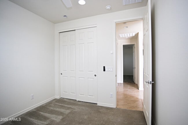 Building Photo - 815 W Finch Dr