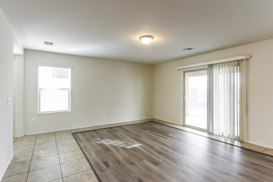 Building Photo - 910 W Calle Arroyo Norte