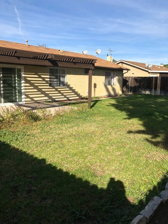 Building Photo - Moorpark 3 Bedroom 2 Full Bathroom close to Moorpark College