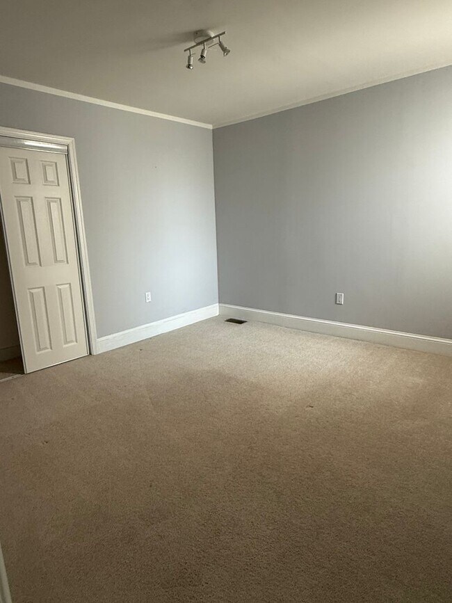 Building Photo - Spacious 3-Bedroom 1.5-Bathroom Home in Po...