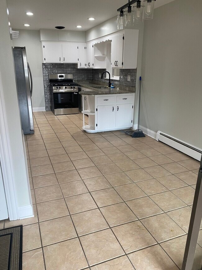 Building Photo - 5530 N Mango Ave