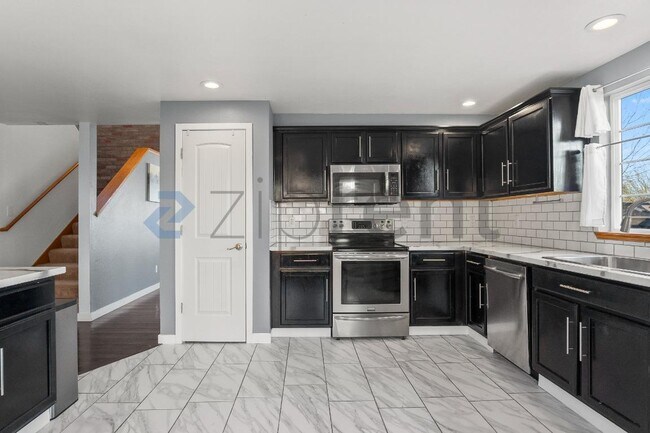 Building Photo - 8115 77th Ave NE