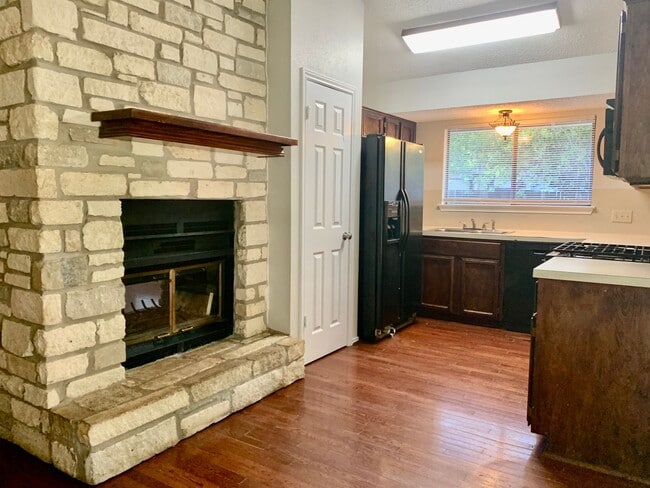Building Photo - 3 bedroom Home - Large fenced yard - Shade...