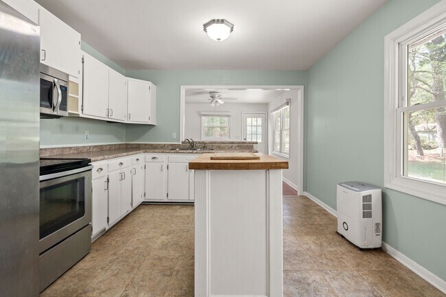 Building Photo - Ranch Three Bedrooms with Fenced in Yard Available April - Move in Ready!