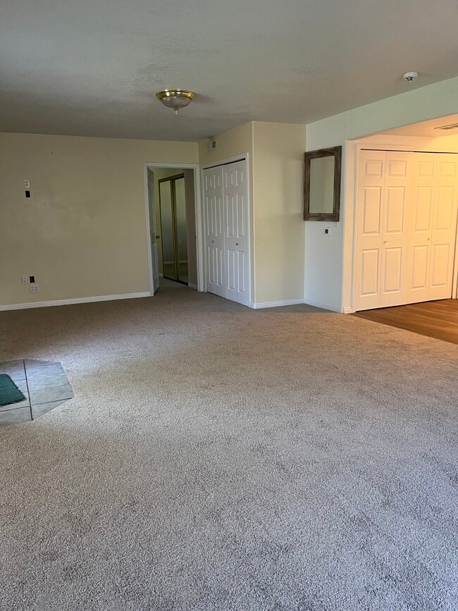 Building Photo - 7898 N Sparrowhawk Cir