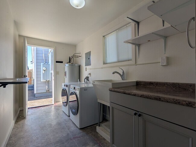 Building Photo - Fantastic 2-Bedroom, 2-Bath Home With Bonus Space!