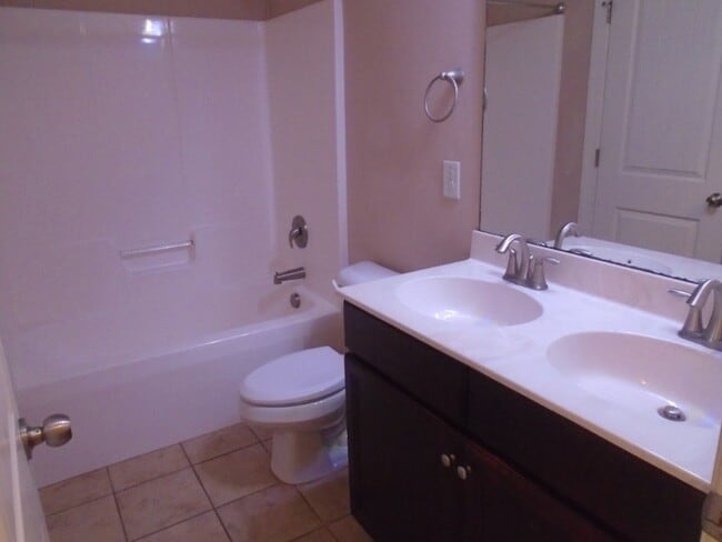 Building Photo - Stunning 5-Bedroom, 3.5-Bath Home with Bon...