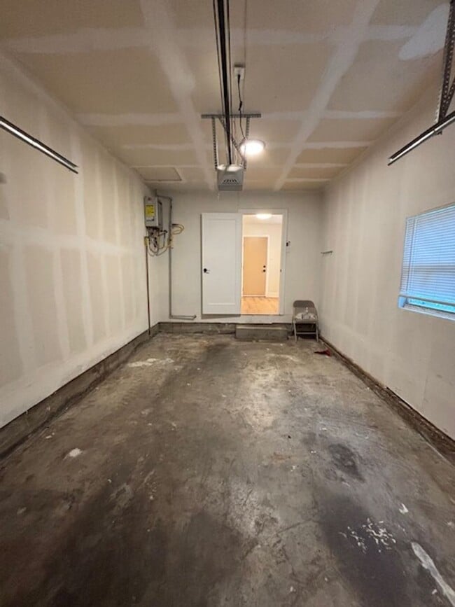 Building Photo - Beautiful newly renovated home