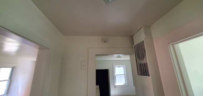 Building Photo - 2 Bedroom House