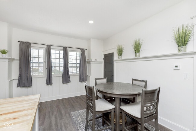 Building Photo - 1432 Sturm Ave