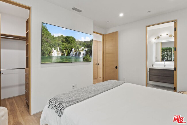 Building Photo - 5715 Troost Ave