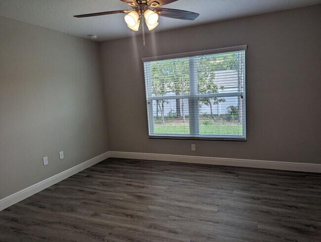 Building Photo - New 3/2/2 fenced home with Many Upgrades i...