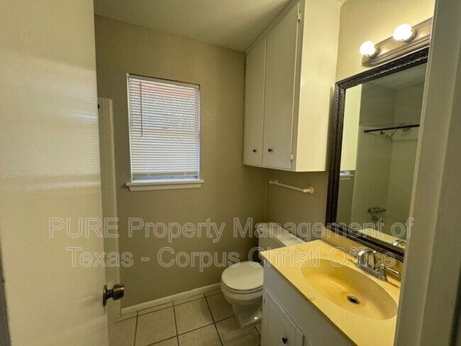 Building Photo - 4622 Newbury Ln
