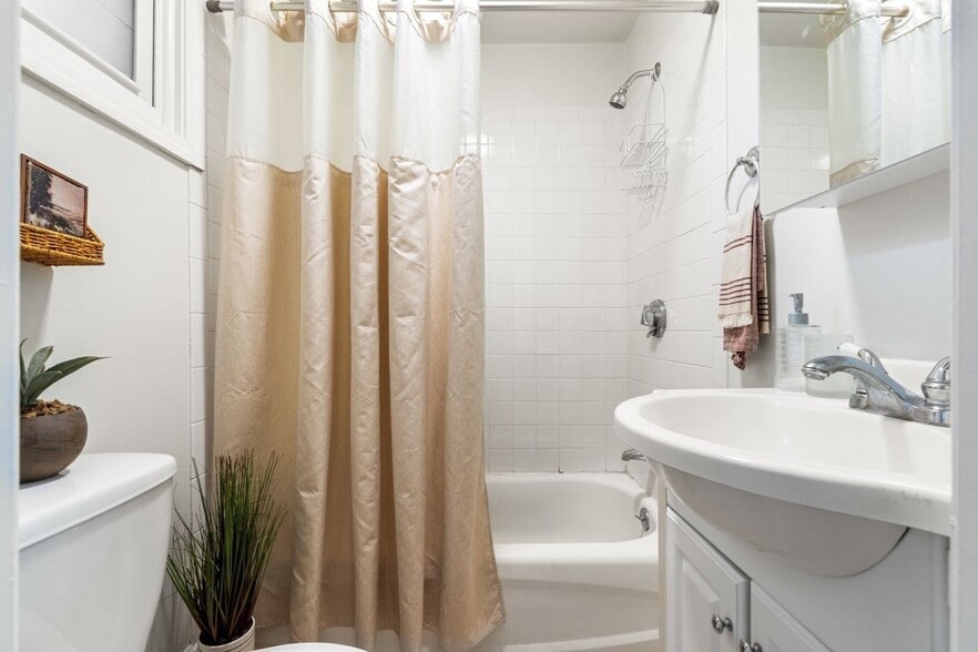 Building Photo - 377 Dorchester St