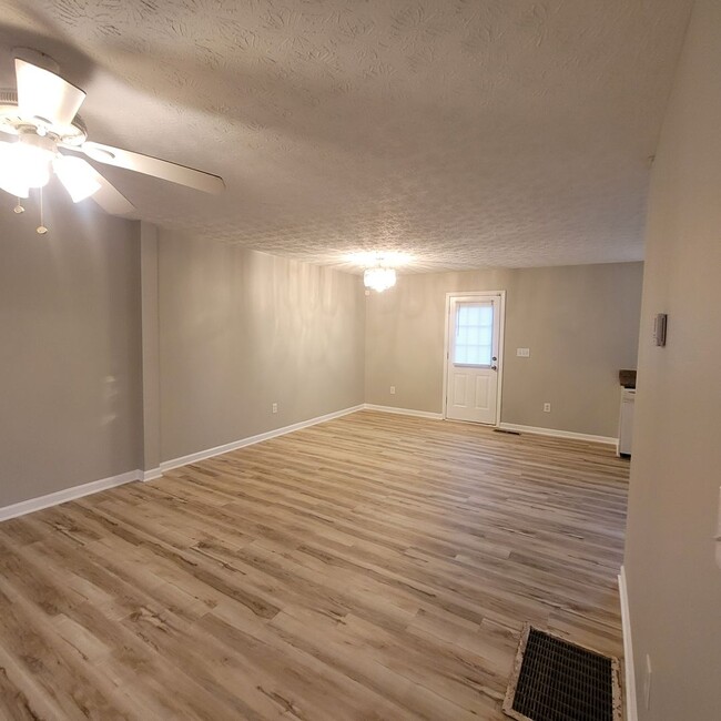 Building Photo - 2 Bedroom/2 Bath Duplex Conveniently Locat...