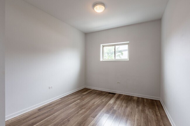 Building Photo - Spacious 3 Bed 2 Bath Duplex Up, In unit W/D in Humboldt Park!