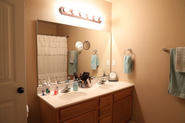 Building Photo - 131 Edna St