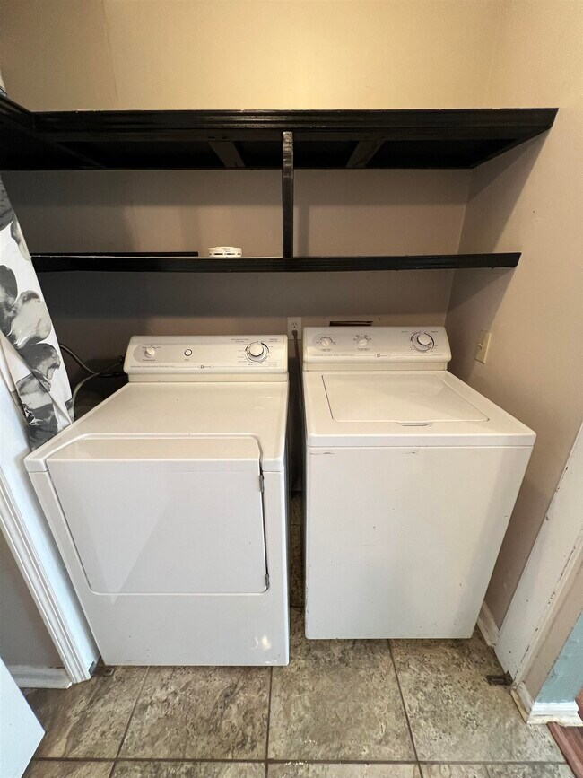 Building Photo - 2262 Foster Dr