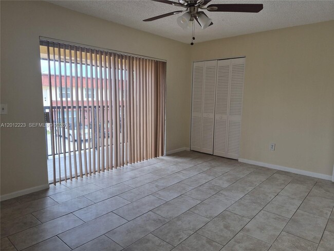 Building Photo - 6528 SW 41st Ct