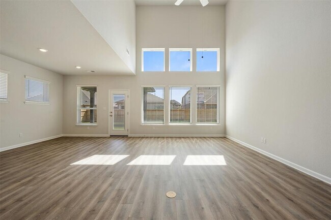 Building Photo - 102 Hedge Grn Holw