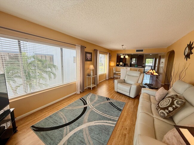 Building Photo - 2 bed 2 bath Turnkey Yearly Rental – Water...