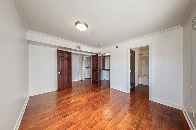 Building Photo - Stunning Condo with Downtown Views – Prime...