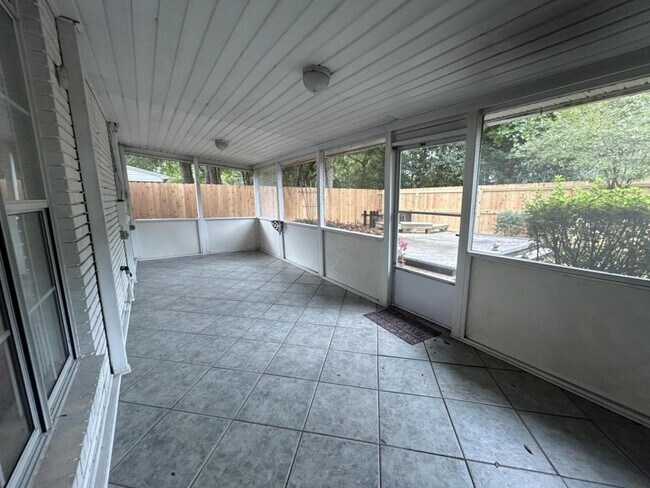 Building Photo - 1592 Parkwood Ct W