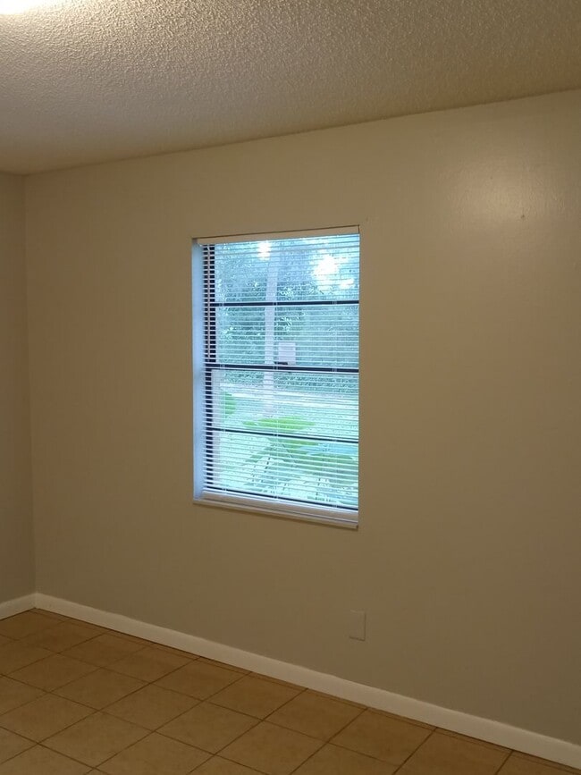 Building Photo - Move-In Ready 2BR/2BA Home with Modern Upd...