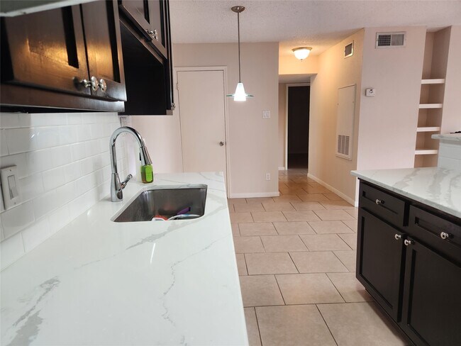 Building Photo - 2750 Holly Hall St