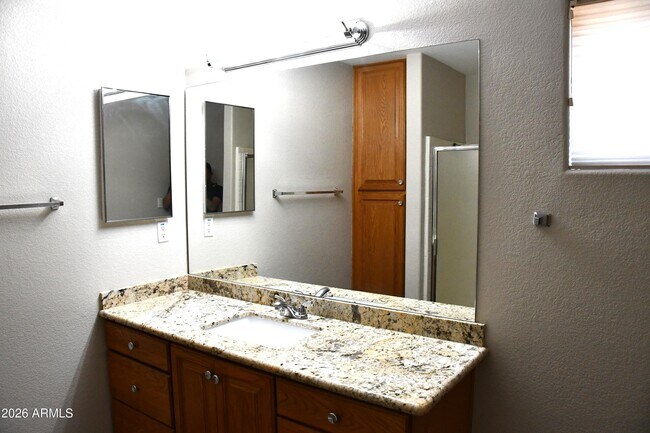 Building Photo - 1346 W 13th St