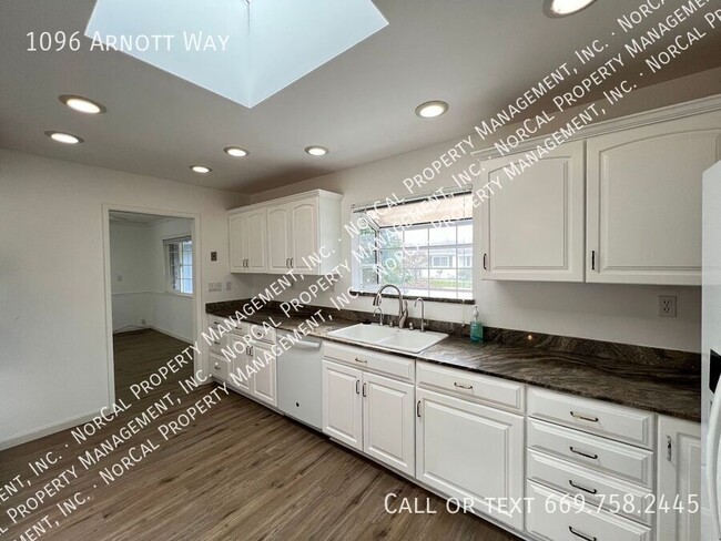 Building Photo - Remodeled 4BD/2.5BA Home in Upscale Campbe...