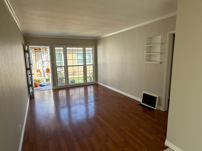 Building Photo - 1213 W Victory Blvd