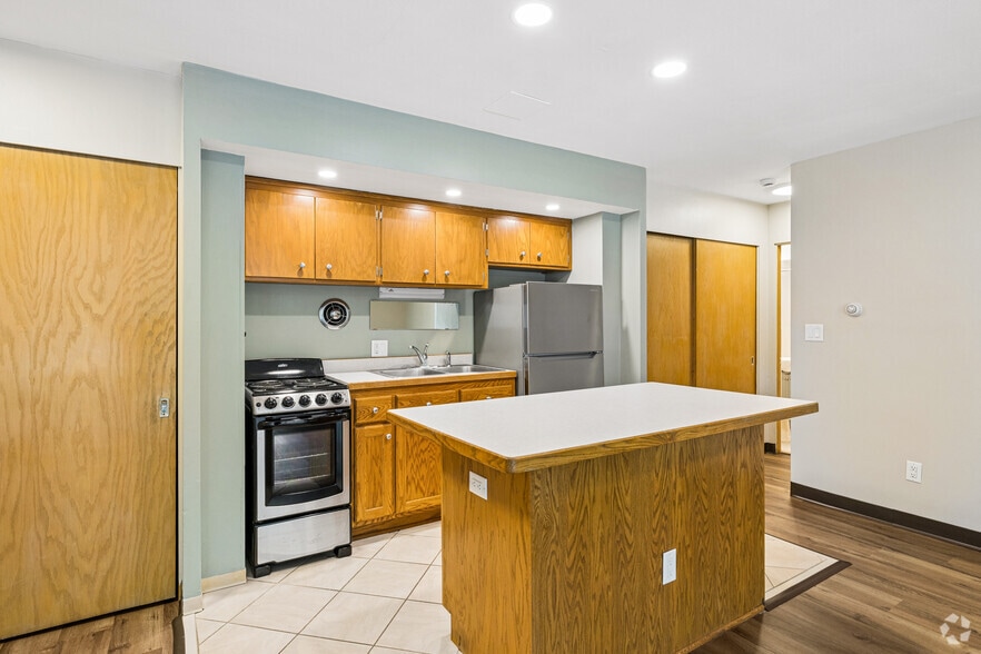1BR, 1BA - 600SF - Kitchen - 405 10th Ave N