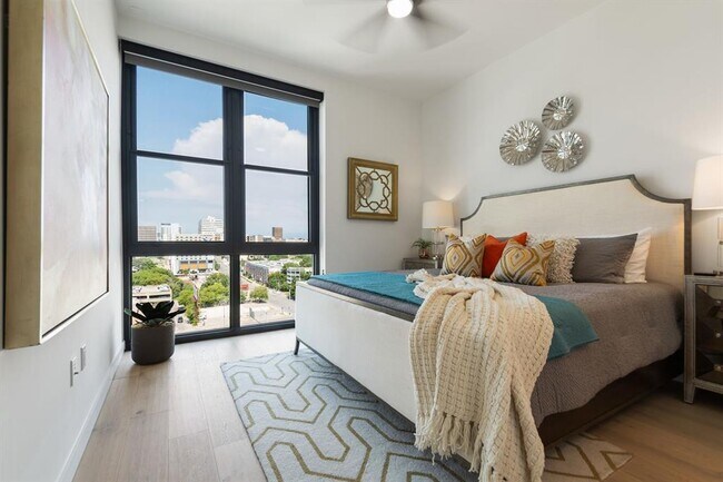 Building Photo - 800 Embassy Dr