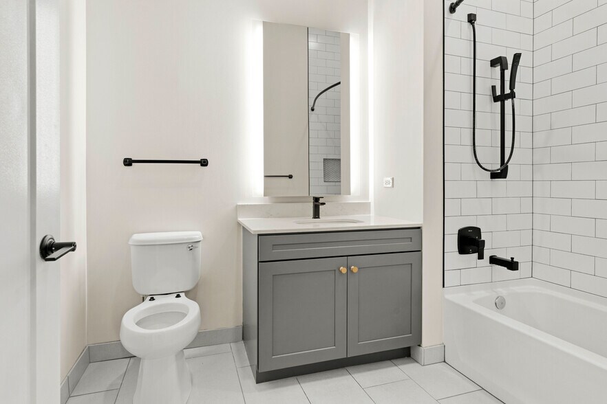 Building Photo - 129 W Huron St