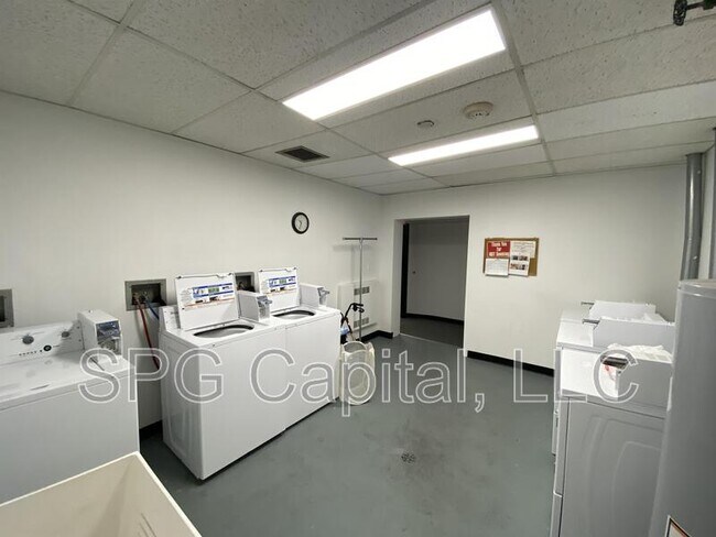 Building Photo - 5 Center Square