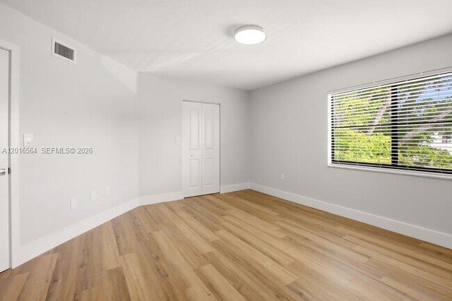 Building Photo - 9425 Fontainebleau Blvd