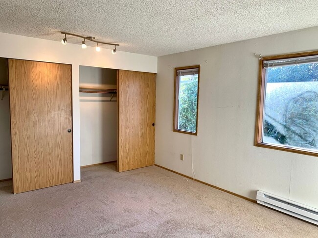 Building Photo - Spacious 2 Bedroom Condo - Located Near Seattle University