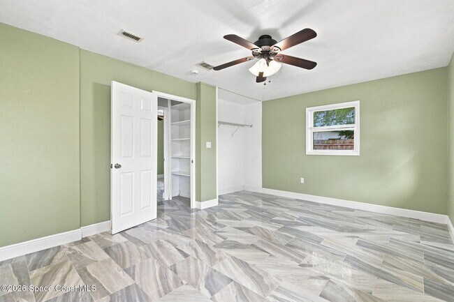 Building Photo - 2267 Robinhood Dr