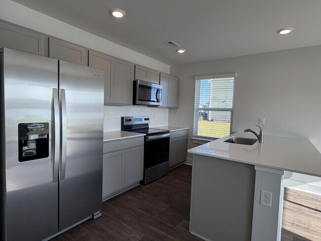 Building Photo - 4339 Majesty Dr