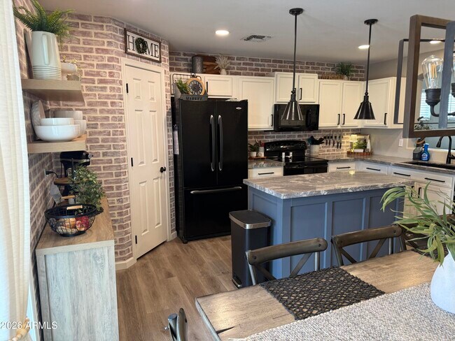 Building Photo - 10962 W Manzanita Dr